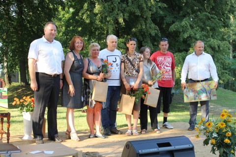 Tarptautinio tapybos plenero dalyviai su LR Seimo vicepirmininku K.Komskiu ir Pagėgių savivaldybės meru V.Komskiu