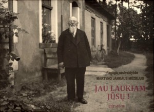 Martynas Jankus prie savo spaustuvės Bitėnuose, apie 1937 m.