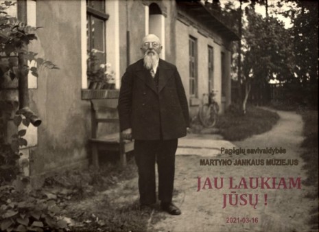 Martynas Jankus prie savo spaustuvės Bitėnuose, apie 1937 m.